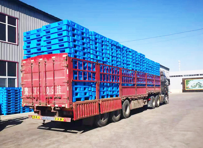 塑料托盤整車發貨，已經裝好準備發車